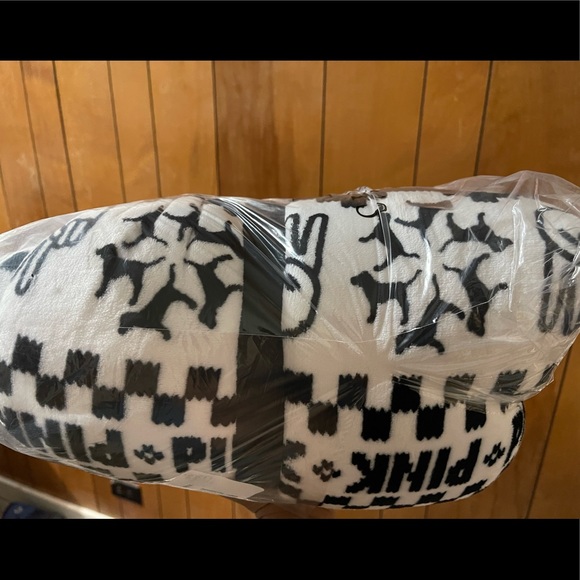 NWT VICTORIA'S SECRET VS PINK Sherpa Blanket - Picture 6 of 8
